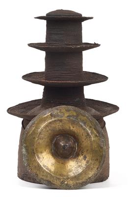 Sengele, Dem. Rep. of Congo: A ‘botolo ’prestige hat with a round brass plate. - Mimoevropské a domorodé umění