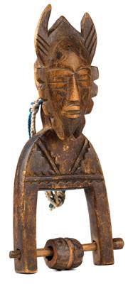 Senufo, Elfenbeinküste, Ghana, Burkina Faso, Mali: Ein Webrollen-Halter mit ‘Kpelie-Maske’. - Stammeskunst/Tribal-Art; Afrika