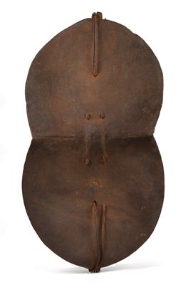 Sukuma, Tanzania: An old leather shield in a typical shape. - Mimoevropské a domorodé umění