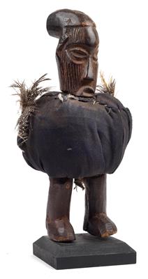 Teke, DR Kongo: Eine Kraft-Figur ‘Biteki’, mit ‘magischem Ballen’. - Stammeskunst/Tribal-Art; Afrika