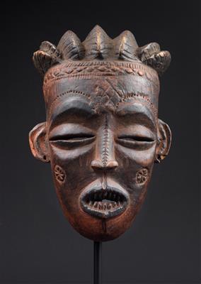 Tschokwe, Angola, DR Kongo, Sambia: Eine alte ‘Mwana pwo-Maske’, das ‘schöne Mädchen’. - Stammeskunst/Tribal-Art; Afrika