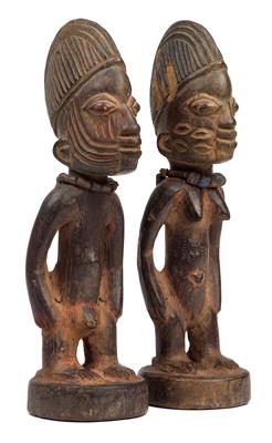 Yoruba, Nigeria: Ein Paar Zwillings-Figuren ‘Ibeji’ (2 Stücke), weiblich und männlich. Stil: Oyo. - Stammeskunst/Tribal-Art; Afrika