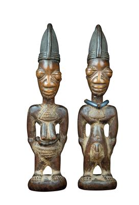 Yoruba, Nigeria: Ein sehr schönes Paar Zwillings-Figuren, ‘Ibeji’ genannt. Stil: Igbomina. - Stammeskunst/Tribal-Art; Afrika