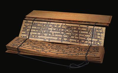 Burma (Myanmar): A ‘kammavaca’ manuscript for novice monks: 16 sheets and two covers, painted on both sides with gold-, black- and red lacquer. - Mimoevropské a domorodé umění