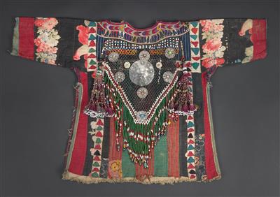 Ersari Turkmens, Turkmenistan, northern Afghanistan: A child’s dress with richl silver and amulet decoration. - Mimoevropské a domorodé umění