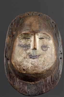 Fang, Gabon, South Cameroon: An old and rare mask of the Fang, of the ‘Asu-nkukh’ mask type, depicting a missionary. - Arte Tribale