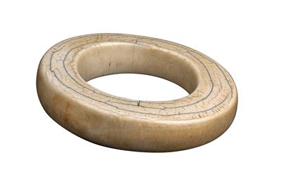 Gurunsi (or Ibo), Burkina Faso (or Nigeria): A large, thick bangle made of ivory. - Mimoevropské a domorodé umění