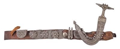 Yemen: A beautiful, old curved ‘Jambiya’ dagger, with silver hilt and sheath, and old leather belt adorned with ten silver objects, type: ‘Tihama’. - Tribal Art