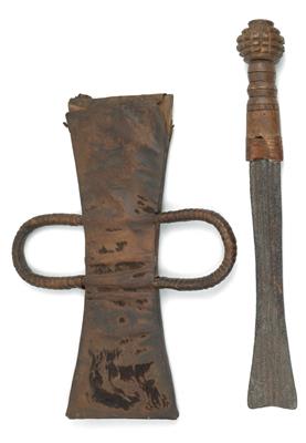 Cameroon Grassfields: Bamum, Bamileke, Tikar: An old prestige sword with iron blade and sheath. - Mimoevropské a domorodé umění