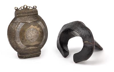 Mixed lot (2 items): An armband belonging to an archer from Nepal, and a lime-tin for the chewing of betel nuts from Indonesia, Sumatra. - Arte Tribale