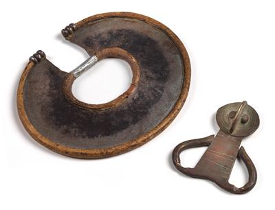Mixed lot (2 items): Kenya and Mali, Turkana and Dogon: A wristknife of the Turkana and an amulet pendant of the Dogon. - Mimoevropské a domorodé umění