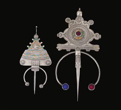 Mixed lot (2 items): Morocco: Two robe fibulae made of silver. From the Atlantic coast and the Draa valley. - Mimoevropské a domorodé umění