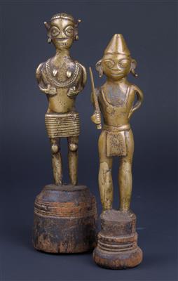 Mixed lot (2 items): Naga, India, Burma: Two cast metal figures on an old wooden plinth, from the property of a Naga shaman. - Arte Tribale