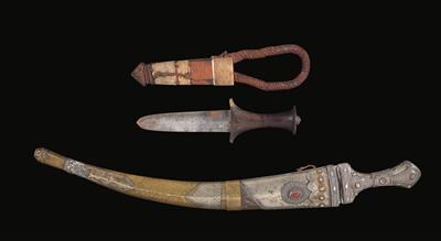 Mixed lot (2 items): Saudi Arabia and Sudan: An Arabian curved dagger, also called ‘Wahabite Jambiya’, and an upper arm dagger from Sudan. Both with their own sheath. - Tribal Art