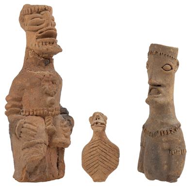 Mixed lot (3 items): African archaeology: three ‘Komaland figures’, terracotta, from North Ghana, 13th-18th century - Mimoevropské a domorodé umění