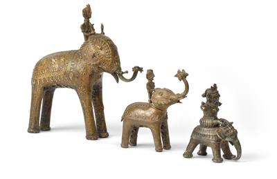 Mixed lot (3 items): India: Three ‘Bastar bronzes’ in the form of three elephants with riders (probably local deities). - Mimoevropské a domorodé umění