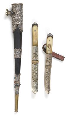 Mixed Lot (3 items), Tibet: A tobacco pipe and two knives. - Mimoevropské a domorodé umění