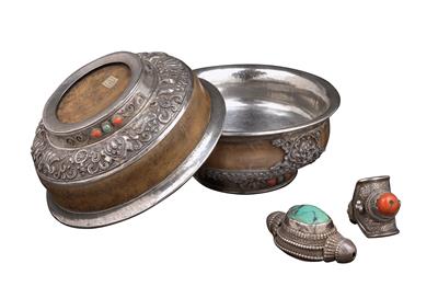 Mixed lot (4 items): Tibet: Two tea bowls made of root wood set in silver, a silver 'saddle-ring' with a red coral pearl, and a silver hair ornament with a large turquoise. - Tribal Art