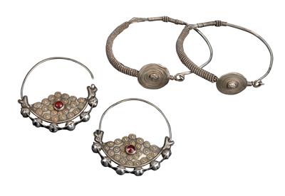 Mixed lot (4 items): Two pairs of silver earrings. From Iran or Afghanistan (Yomut Turkmens), as well as from northern India. - Mimoevropské a domorodé umění