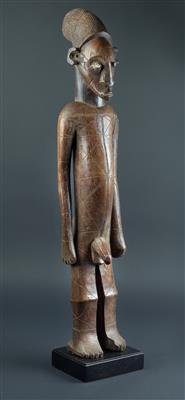 Mangbetu, Democratic Republic of Congo: A large, male ancestor figure, with typical ‘elongated’ skull, richly decorated with linear carvings. - Mimoevropské a domorodé umění