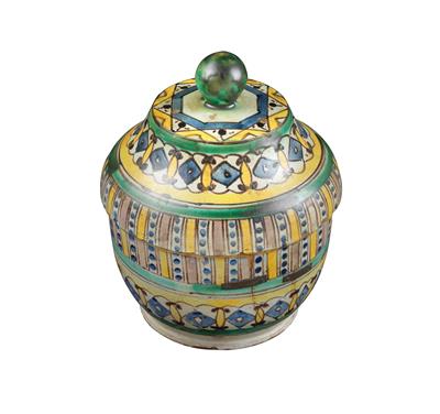 Morocco: An old ceramic lidded vessel with polychrome paintwork and underglaze décor, from Fez, 18th/19th century. - Arte Tribale