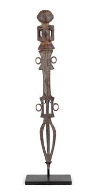 Mongo, Konda et al., Dem. Rep. of Congo: A ceremonial and prestige sword with a hilt in the shape of a female half figure. - Arte Tribale