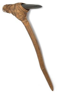 Highlands, New Guinea; Tribe: Enga: A stone axe with grey-black stone blade. - Mimoevropské a domorodé umění