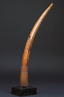Nupe, Nigeria: An ivory trumpet, with beautiful, old patina. In perfect condition. - Tribal Art