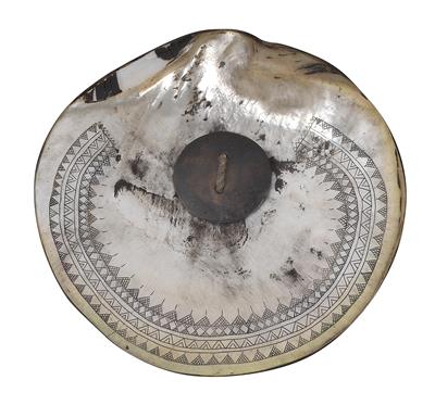 Philippines, Island of Luzon, Tribe: Bontoc: A shell disc, known as a  ‘fikum’, ‘tikam’ or ‘Kalibi’. Worn by Bontoc men on a belt as a status symbol. - Mimoevropské a domorodé umění
