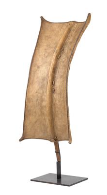 Toposa, Sudan: A typical leather shield of the Toposa. - Mimoevropské a domorodé umění