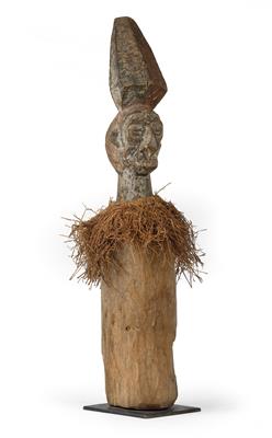 Yaka (or Bayaka), Dem. Rep. of Congo: A commemorative or reliquary figure with head, crest and a ruff made of plant fibres. - Mimoevropské a domorodé umění