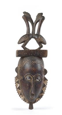 Yaure, Ivory Coast: A mask with typical serrated beard and a crest with two birds. - Arte Tribale