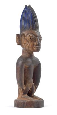 Yoruba, Nigeria: An ‘Ibeji’ twin figure, male. Style: Oshogbo/Oyo. - Tribal Art