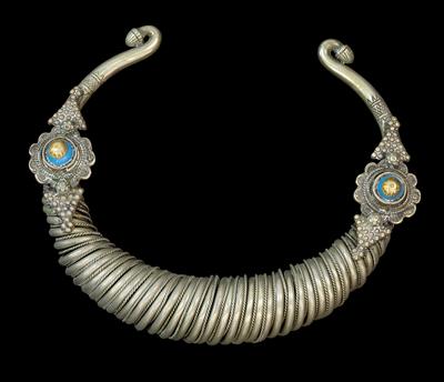 Afghanistan, Nuristan: A typical spiral choker of the Kafirs (Nuristani) made of quality silver alloy and decorated with two blue glass pearls. - Mimoevropské a domorodé umění