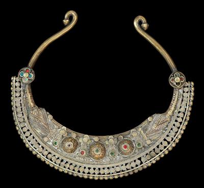 Afghanistan, Ghazni Province: A choker made of silver-alloy with a variety of fine decorations and colourful gemstones made of glass. - Mimoevropské a domorodé umění