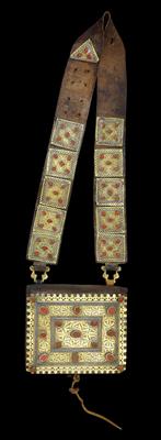 Afghanistan, Tekke-Turkmenen: Eine alte Koran-Tasche aus Leder, mit feuervergoldeten Silber-Platten und 70 Karneol-Steinen reich verziert. - Stammeskunst / Tribal-Art