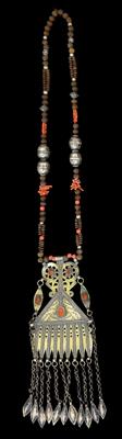 Afghanistan, Tekke Turkmens: A silver necklace with a silver-gilt pendant with five embedded carnelians. The chain has beads made of silver, red coral and wood. - Tribal Art