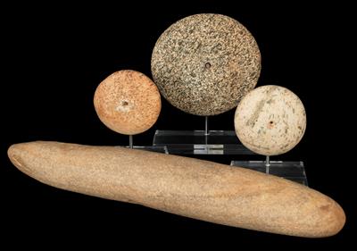 African archaeology: Mixed lot (4 items): Finds from the Sahara. Three round, pierced stone-discs. These are weights for fishing nets. And a stone roller for grinding grain. Neolithic, 5th - 3rd  millennium B.C. - Tribal Art