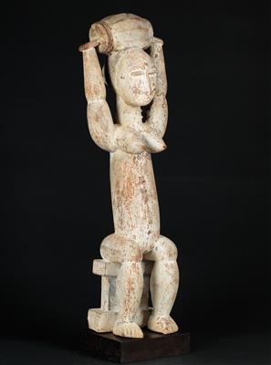 Atié, Ivory Coast: A large, seated female figure carrying a vessel on her head. Coloured in white. - Mimoevropské a domorodé umění