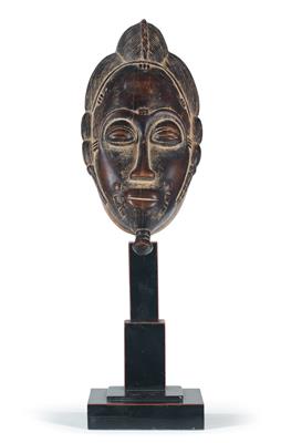 Baule, Elfenbeinküste: Eine Porträt-Maske, einen Mann mit Kinn-Bart darstellend. - Stammeskunst / Tribal-Art