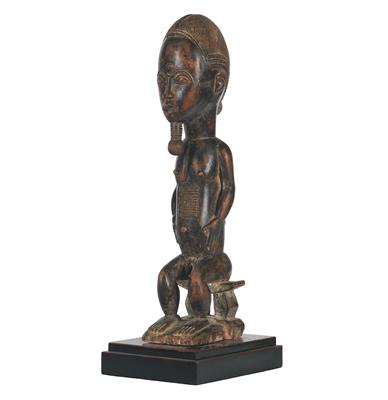 Baule, Elfenbeinküste: Eine sitzende, männliche Figur mit Bart, die einen 'spirituellen Ehegatten' darstellt, genannt 'Blolo Bian'. - Stammeskunst / Tribal-Art