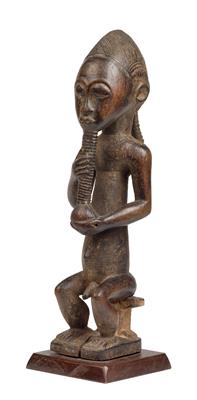 Baule, Ivory Coast: A sitting, male figure with long beard, representing a ‘bush spirit’ (‘Asie usu’). - Mimoevropské a domorodé umění