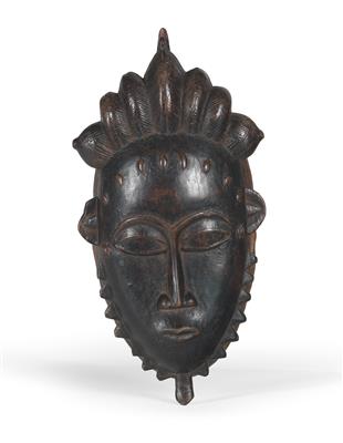 Baule, Elfenbeinküste: Eine weibliche Maske vom Typ 'Porträt-Maske'. - Stammeskunst / Tribal-Art
