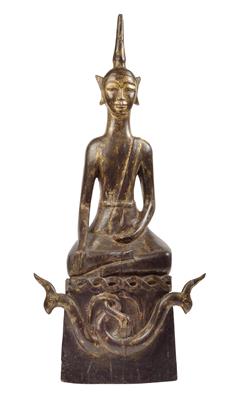 Burma (Myanmar): A Buddha figure out of wood, sitting on a tall, tetragonal throne. The throne displays on the front a relief of two intersecting, protective Naga snakes. Style: Shan. 19th to early 20th century. - Mimoevropské a domorodé umění