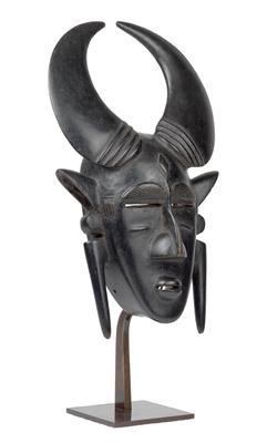 Jimini, Elfenbeinküste: Eine typische und seltene Maske der Jimini, mit großen Büffel-Hörnern. - Stammeskunst / Tribal-Art