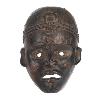 Congo or Yombe, Dem. Rep. of Congo: A rare old mask, in an unusually naturalistic style. From the region around the mouth of the Congo river. - Tribal Art