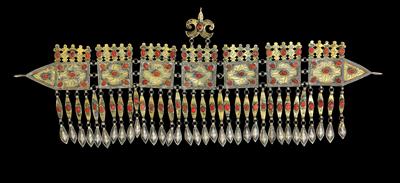 Mixed lot (2 items): Afghanistan, Tekke Turkmen:  Headdress ornaments and temple pendants for women of the Tekke Turkmens in northern Afghanistan. Both items made of silver, gilded and richly studded with carnelian stones. - Mimoevropské a domorodé umění