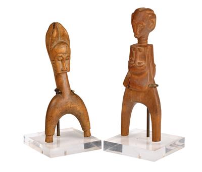 Mixed lot (2 items): Baule, Ivory Coast: Two grips for catapults, carved with one head and three Baule masks. - Mimoevropské a domorodé umění