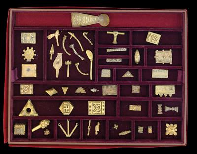 Mixed lot (48 items): Ashanti, Ghana: a collection of 'gold-weights' (47) and a spoon for gold dust. - Mimoevropské a domorodé umění