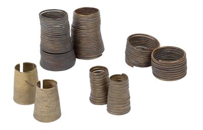 Konvolut (8 Stücke): Naga, Indien, Burma: 8 Armreifen aus Metall (Kupfer und Messing), davon 3 Paare und 2 einzelne Reifen. - Stammeskunst / Tribal-Art